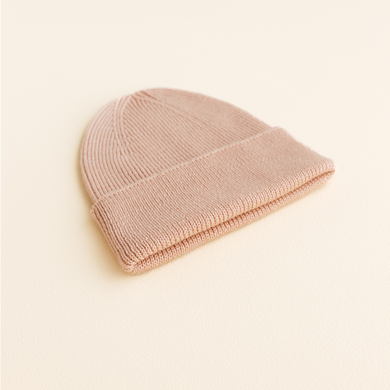 Hvid Fonzie Beanie für Neugeborene in der Farbe Rose. 