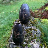 2 braune Vasen