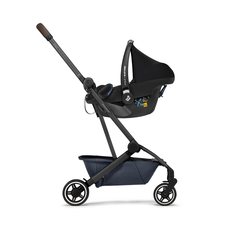 Babyschale befestigt auf dem Joolz Aer Kinderwagen.