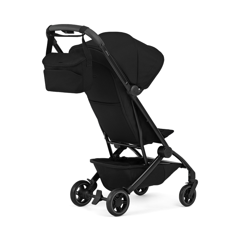 Joolz Kinderwagen Organiser in Schwarz an Buggy gehängt. 