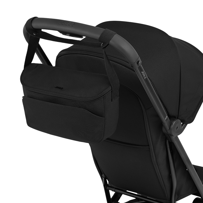 Joolz Kinderwagen Organiser in Schwarz an Kinderwagen gehängt. 
