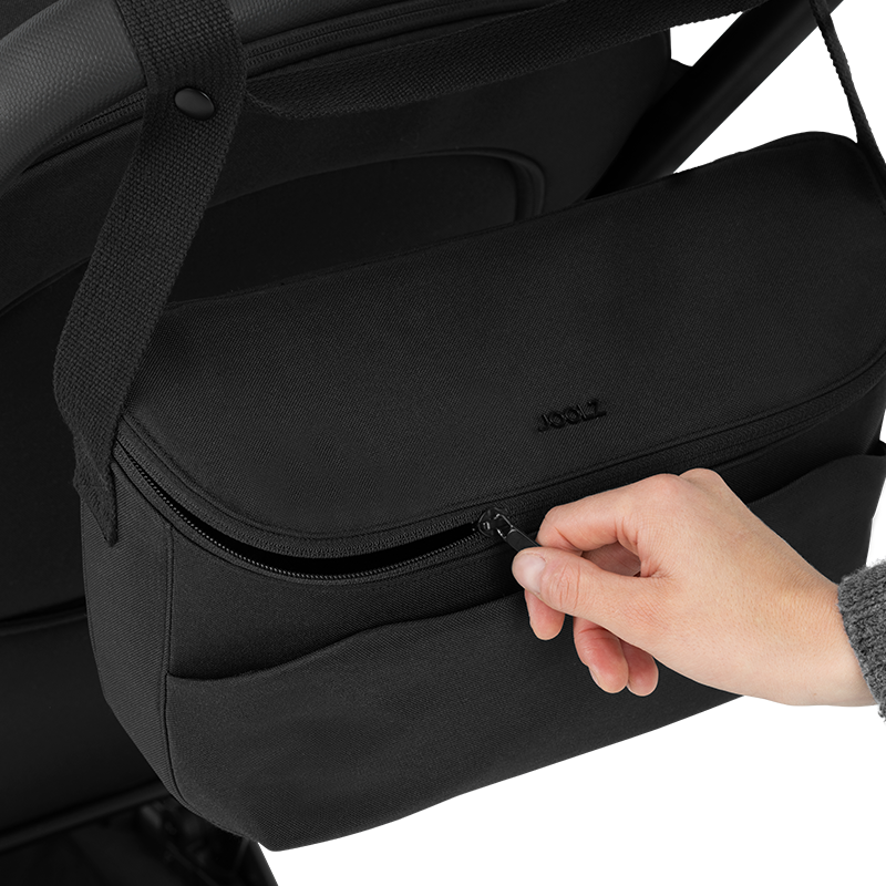 Joolz Kinderwagen Organiser in Schwarz wird gerade geöffnet. 