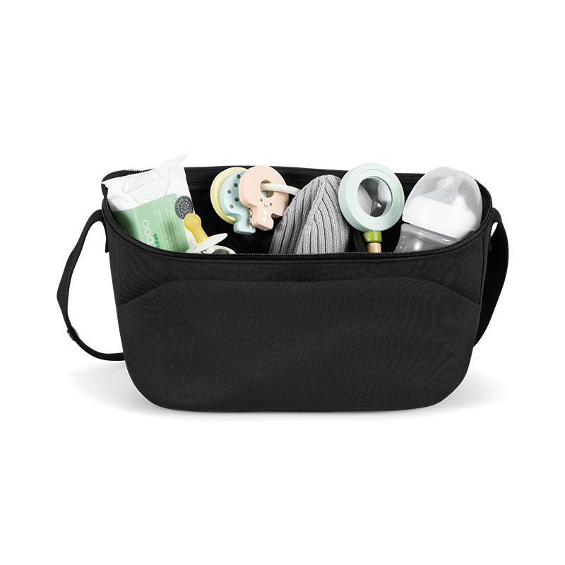 Offener Joolz Kinderwagen Organiser in Schwarzngefüllt mit Schnuller, Flasche, Feuchttücher und Spielsachen. 