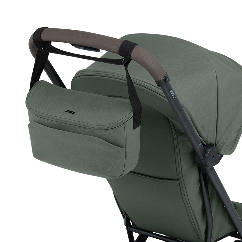 Kinderwagen Organizer in Dunkelgrün mit schwarzem Henkel von Joolz an Kinderwagen befestigt. 