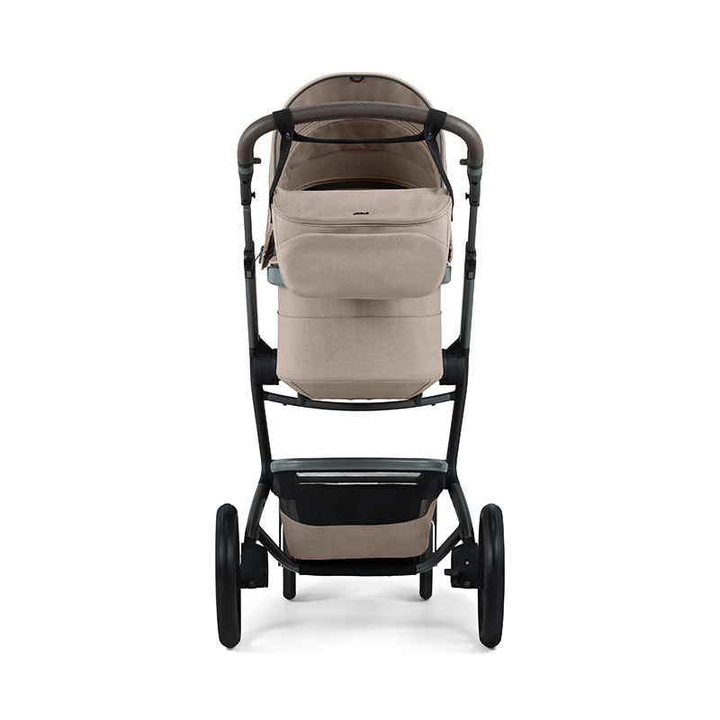 Kinderwagen Organizer in Beige mit schwarzem Henkel von Joolz an Kinderwagen gehängt. 