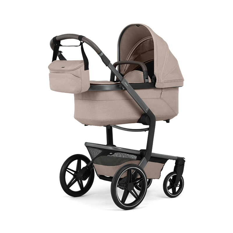 Kinderwagen Organizer in Beige mit schwarzem Henkel von Joolz an Kinderwagen dran. 