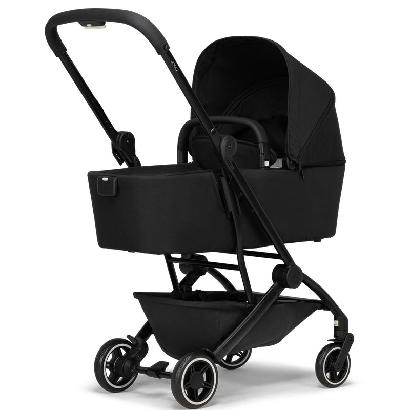 Schwarze Jooz Aer+ Babywanne aufgestellt auf Gestell mit schwarzen Leder griffen