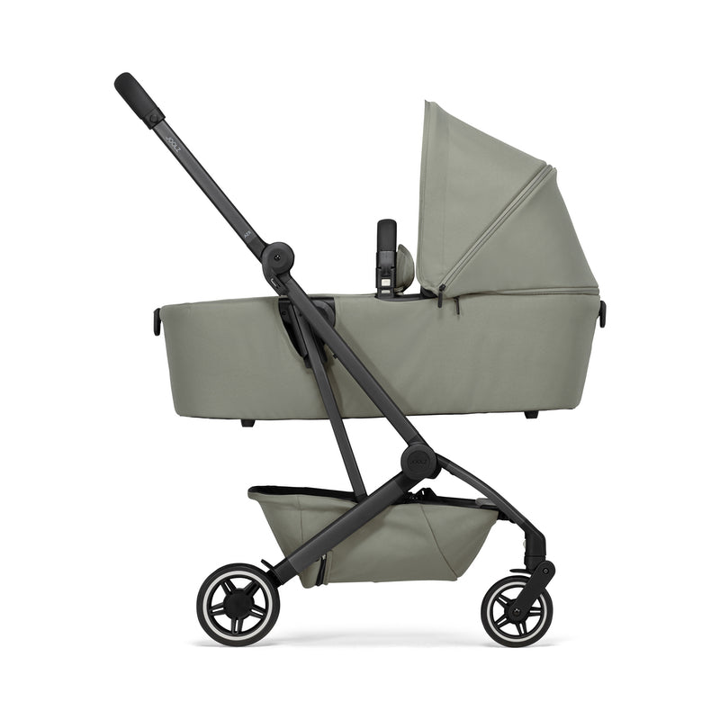 Grüne Babywanne für Joolz Aer+ und Joolz Aer Buggy mit schwarzem Kunstleder Griff in aufgestellter Position 