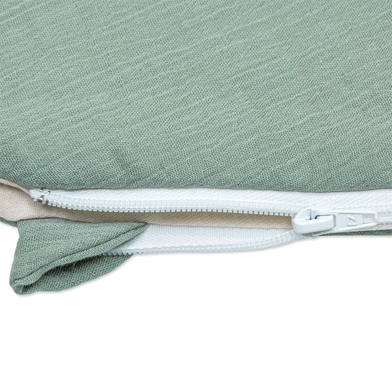 Nahaufnahme vom Reissverschluss vom Julius Zöllner Babyschlafsack in Grün. 