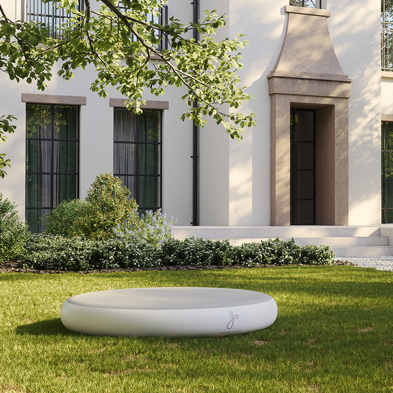 Outdoor-Trampoline von Jupiduu steht auf dem Rasen vor dem Haus. 