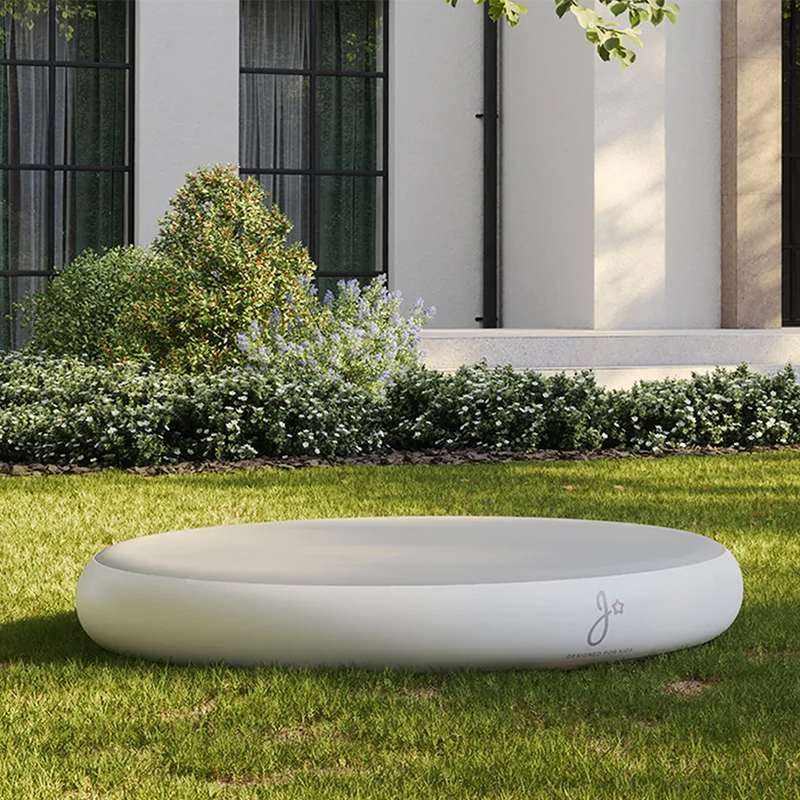 Outdoor-Trampoline von Jupiduu steht auf dem Rasen.