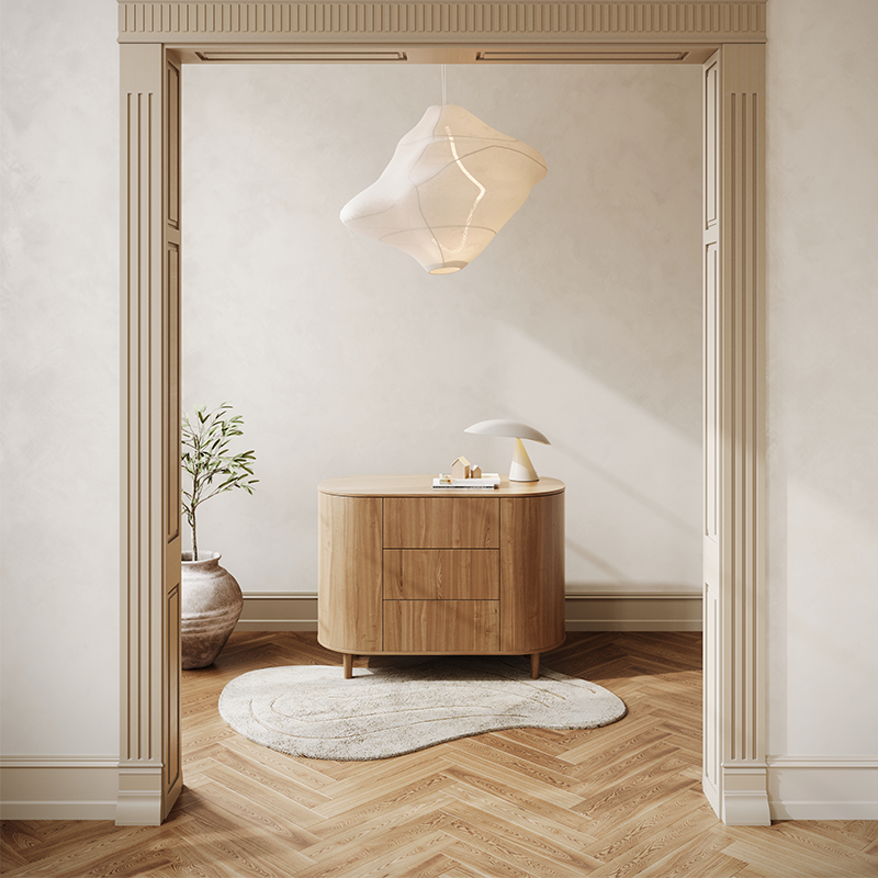 Kommode Aus Eichenholz von Kas Kopenhagen steht in Zimmer. Darüber hängt eine Lampe.