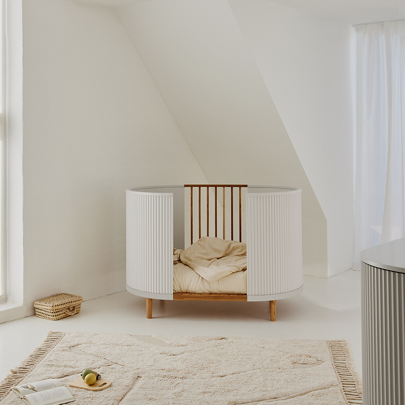 KAS Kopenhagen Babybett, das mit deinem Kind mitwächst in der Farbe White Oak. 