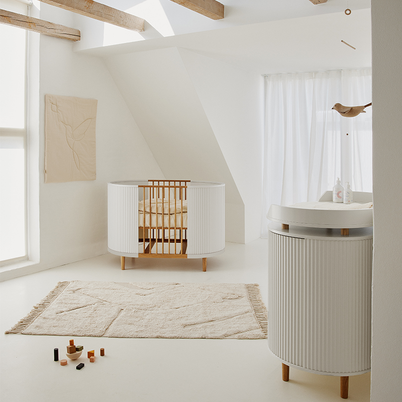 Kas Kopenhagen Babybett KAI und Wickelkommode KAI in White Oak. 