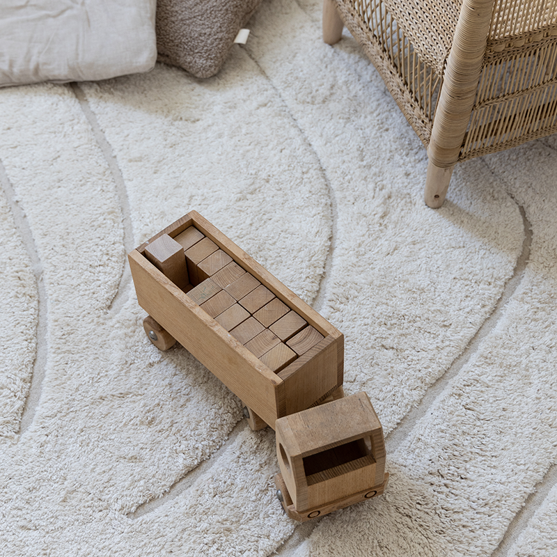 Kas Kopenhagen Teppich 'Waves' mit Spielzeug drauf. 