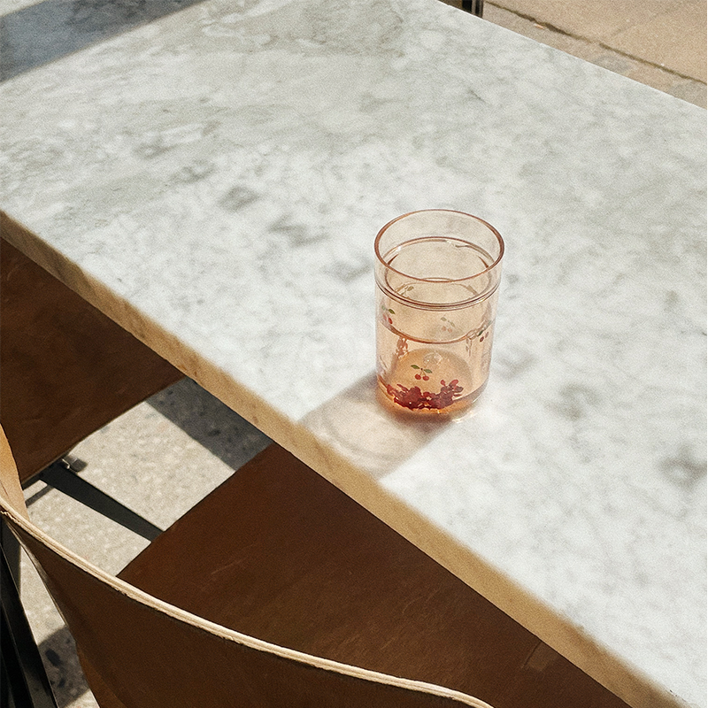 Konges Slojd Becher mit Kirschmuster und Glitzer für Kinder auf einem Tisch.