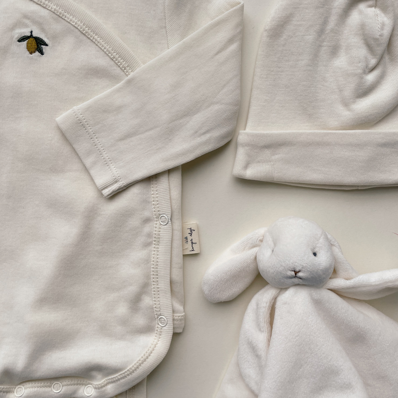 Set aus Wickelbody, Schmusetuch, Mützchen in Beige von Konges Sløjd