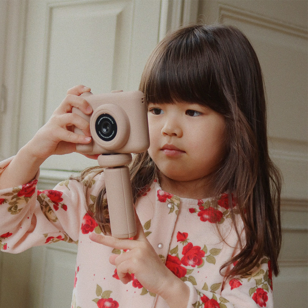 Konges Sløjd Kamera mit Stativ 'My First Camera' Cherry - Online MY SNOWFLAKE