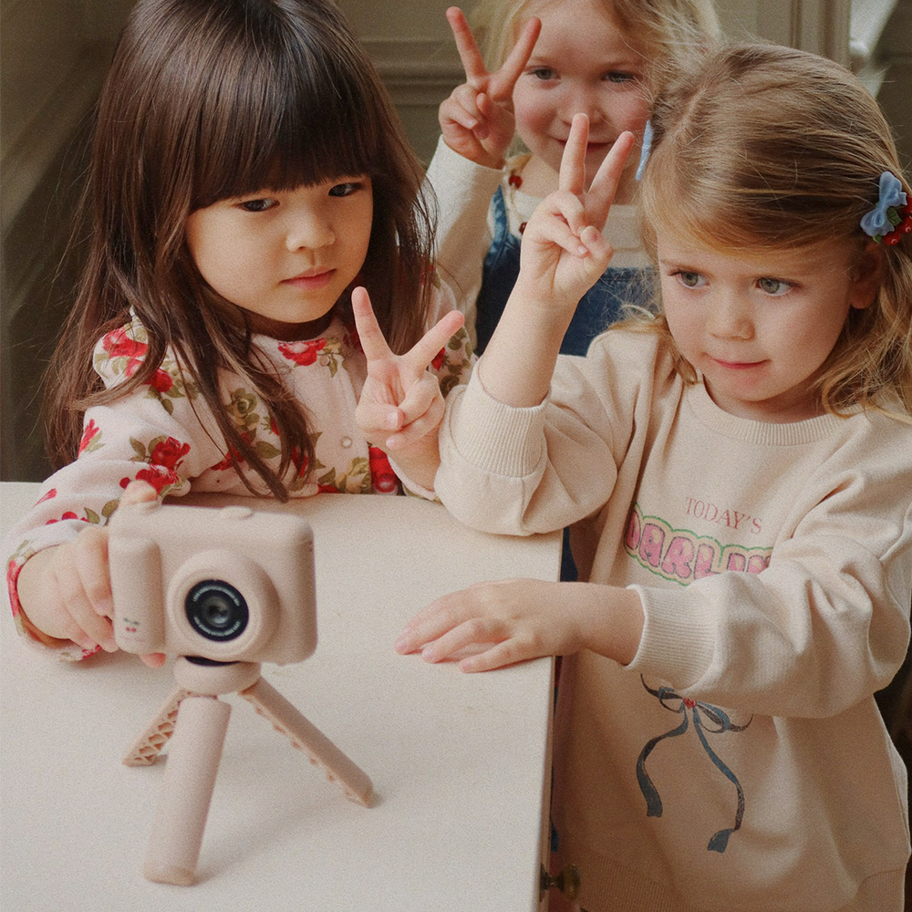 Konges Sløjd Kamera mit Stativ 'My First Camera' Cherry - Online MY SNOWFLAKE