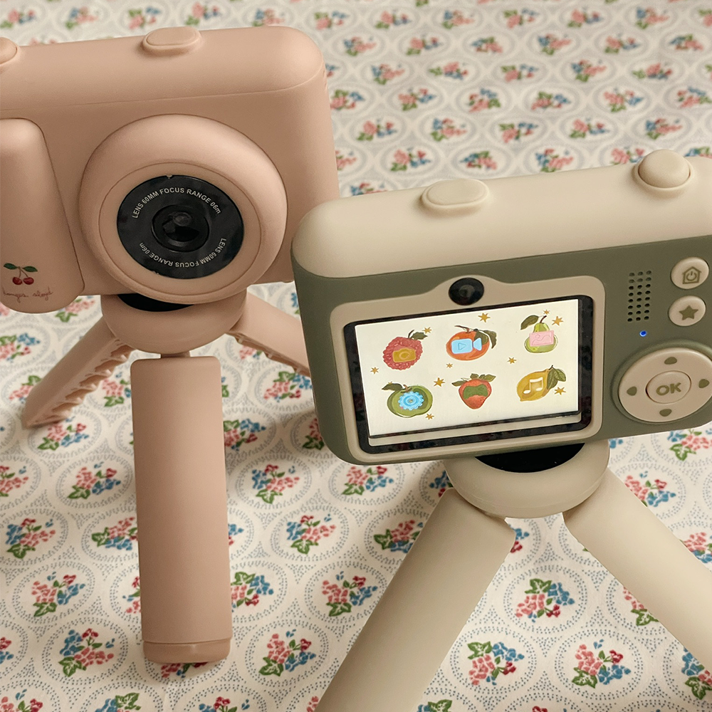 Konges Sløjd Kamera mit Stativ 'My First Camera' Cherry - Online MY SNOWFLAKE