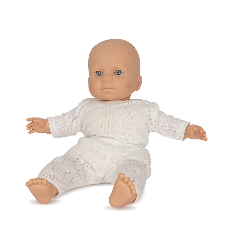 Puppe mit weissem Schlafanzug von Konges Slojd.