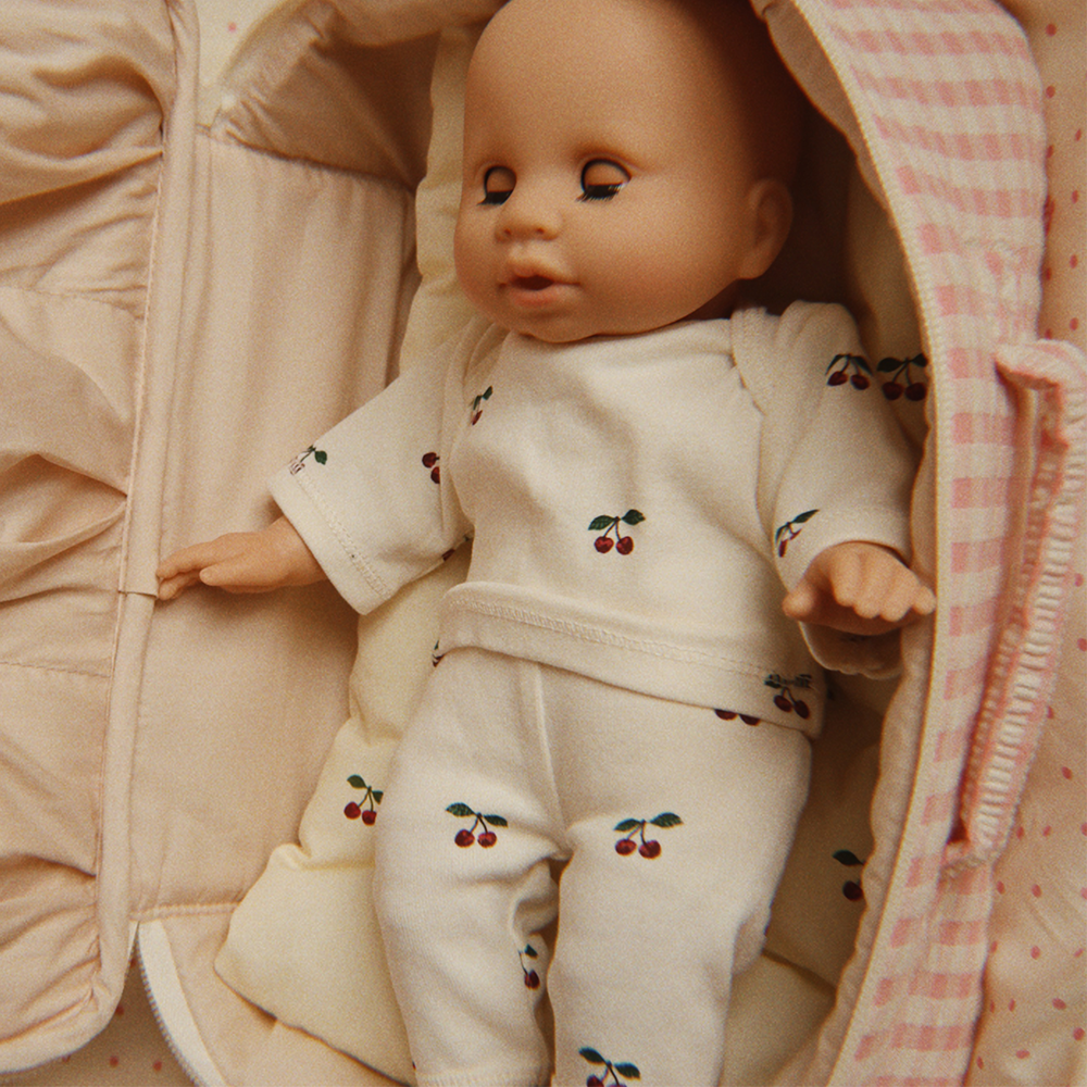 Konges Sløjd Poupée avec de nombreux accessoires "Baby Doll Nursery Suitcase" Rose à carreaux
