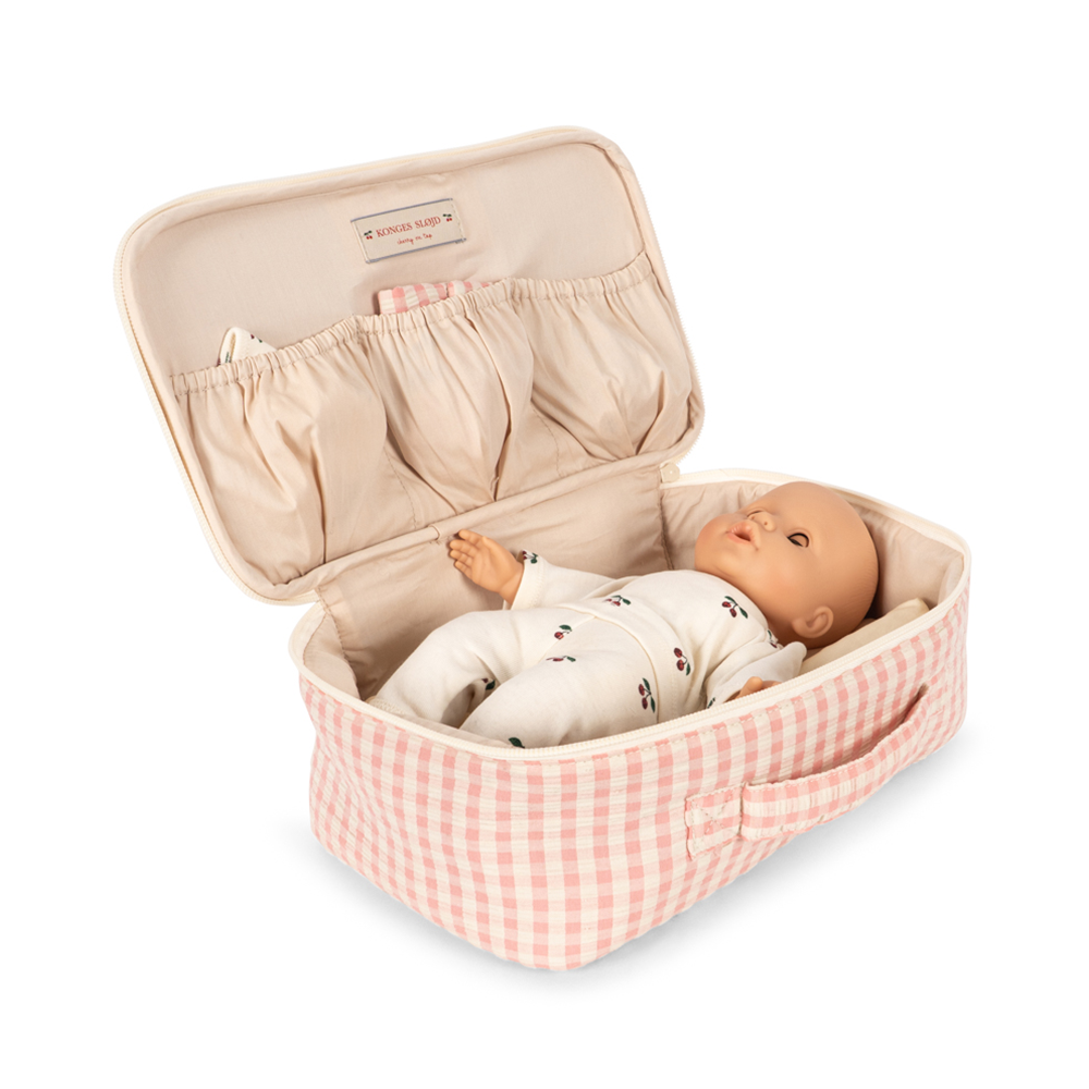 Konges Sløjd Poupée avec de nombreux accessoires "Baby Doll Nursery Suitcase" Rose à carreaux