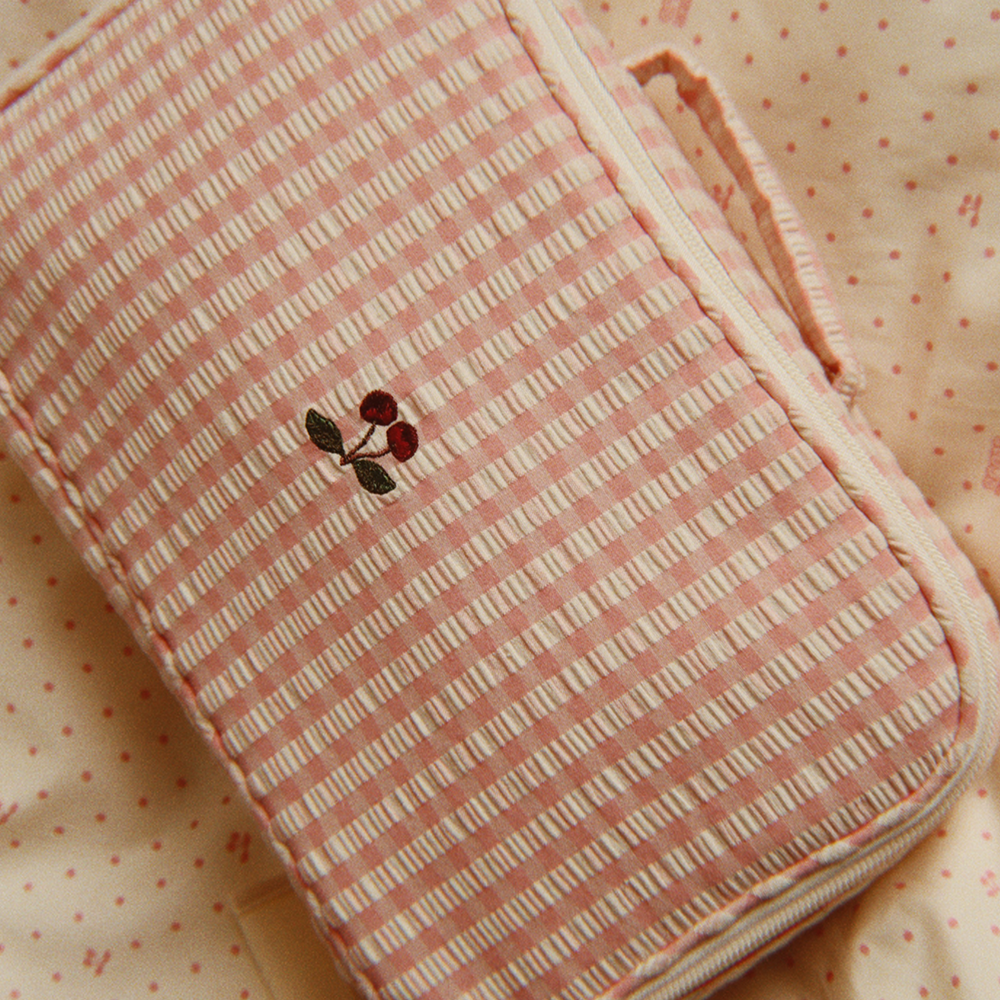 Konges Sløjd Poupée avec de nombreux accessoires "Baby Doll Nursery Suitcase" Rose à carreaux