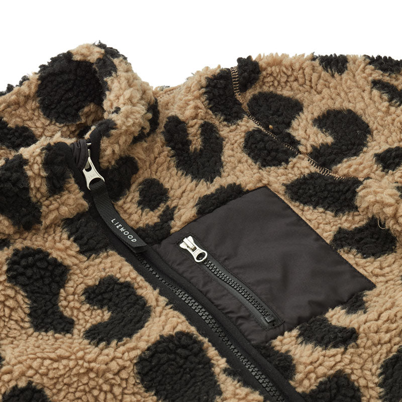 Brusttasche der Sherpa Jacke "Nolan" in stylischem Leo Print von Liewood