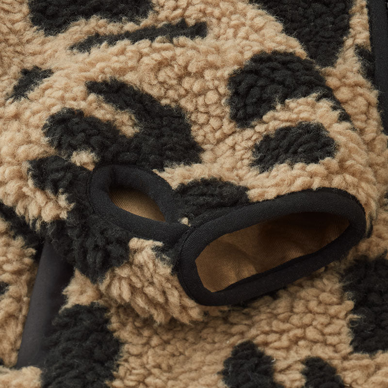 Daumenloch der Sherpa Jacke "Nolan" in stylischem Leo Print von Liewood