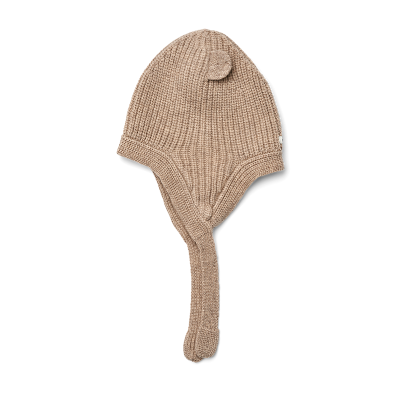 Wollstrickmütze für Kinder in Beige mit Bärchenöhrchen und Bändel von Liewood von der Seite.