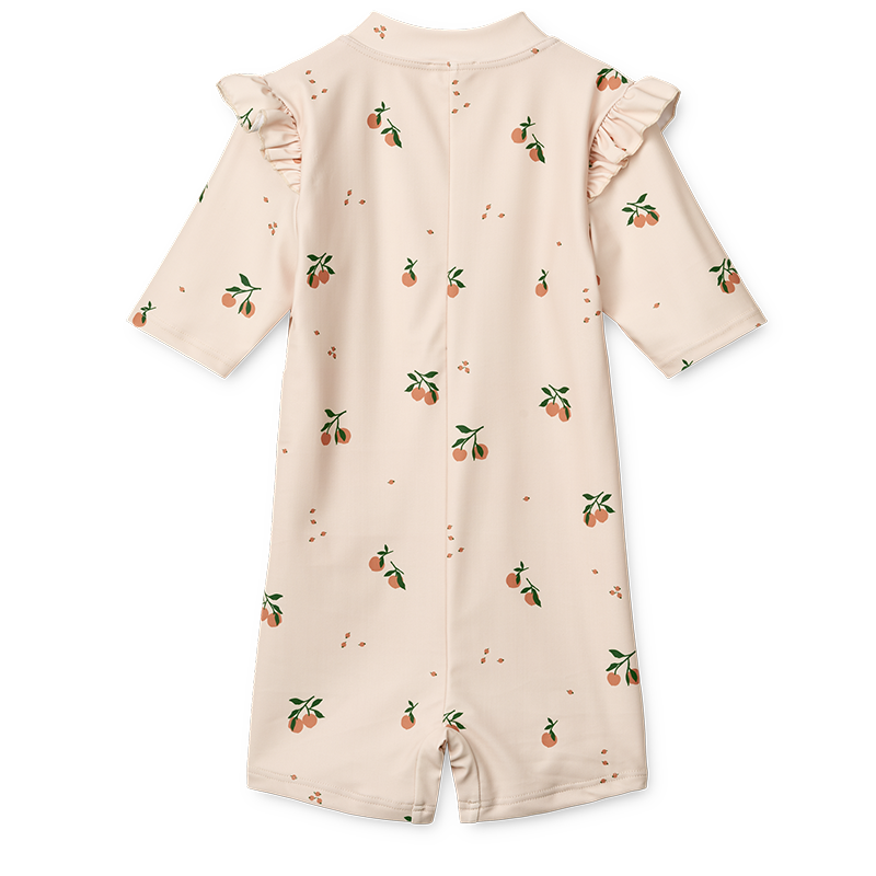 Badeeinteiler für Babys in Beige von hinten mit Pfirsichmuster von Liewood. 
