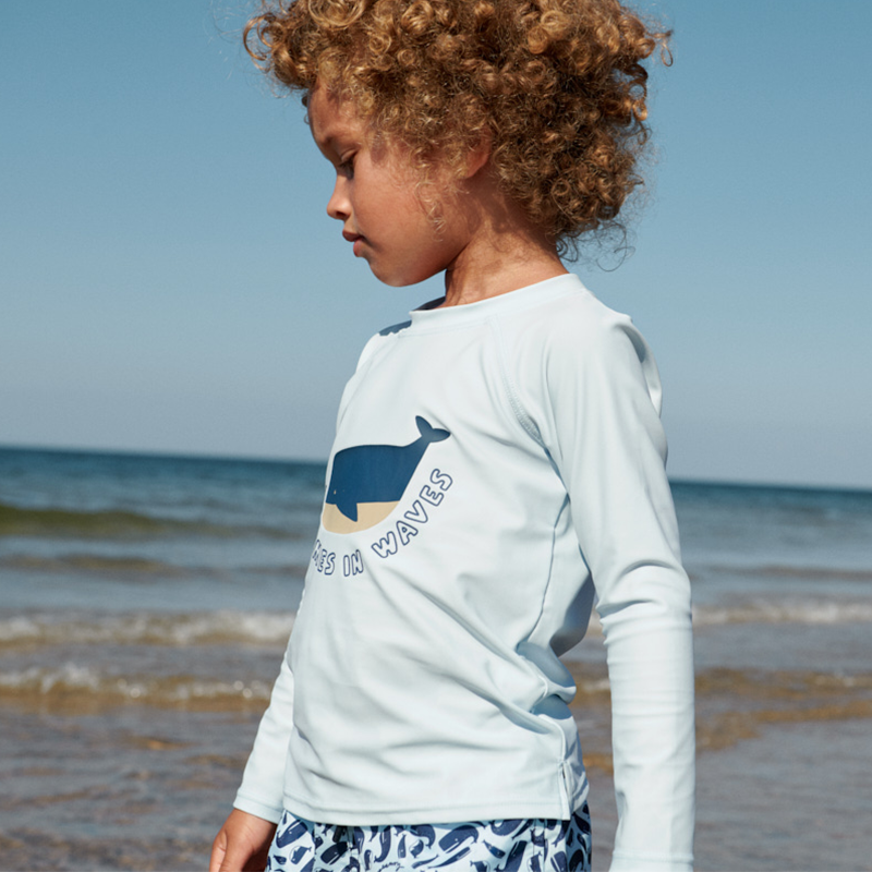 Liewood T-shirt de bain anti-UV « Noah » It Comes In Waves/Pure Sky
