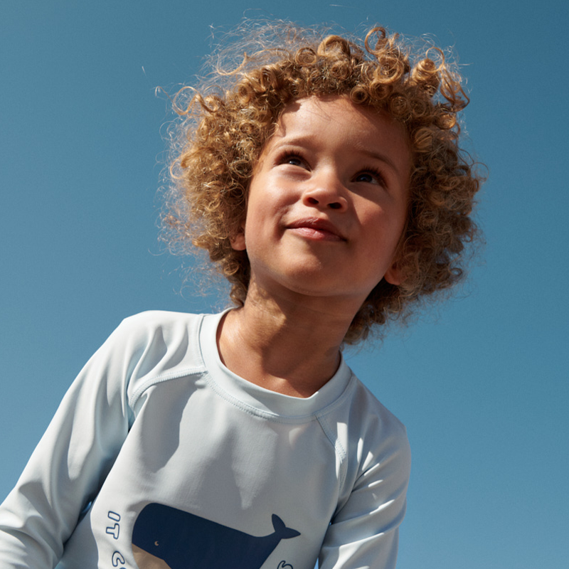 Liewood T-shirt de bain anti-UV « Noah » It Comes In Waves/Pure Sky