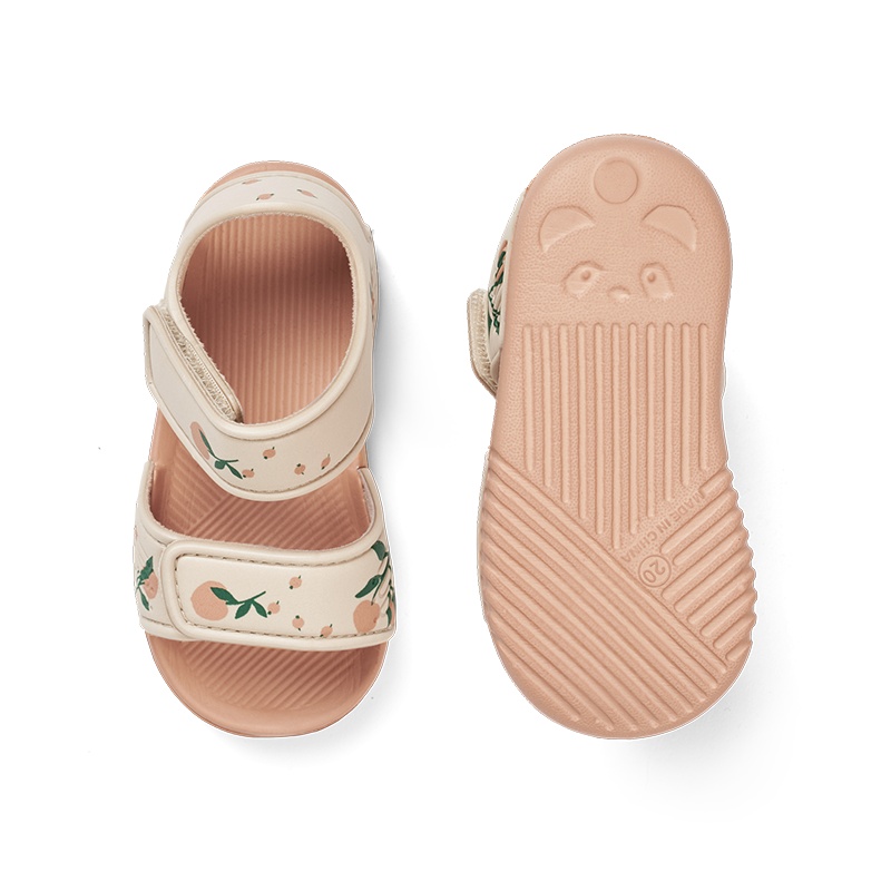 Sommersandalen Blumer von Liewood in der Farbe Peach/Sea Shell.