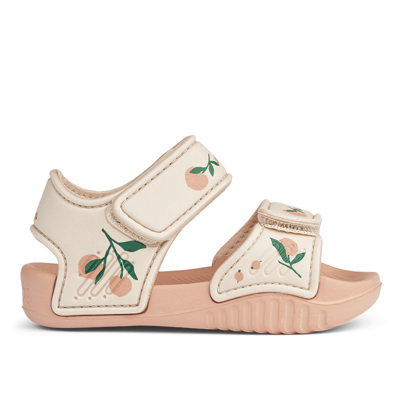 Seitenaufnahme von den Liewood Blumer Sandalen Peach/Sea Shell. 