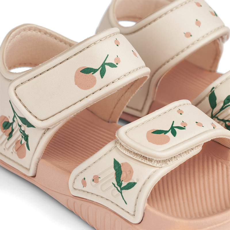 Liewood Blumer Sandalen mit Pfirsichmuster.