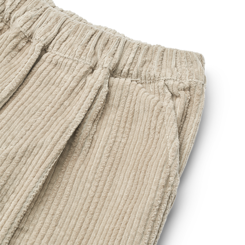 Nahaufnahme von der Cordhose in Beige für Kinder von Liewood. 