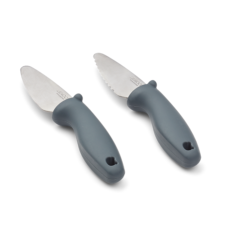 2er Messerset für Kinder. Einmal glatt und gezackt mit blauem Silikongriff von Liewood. 