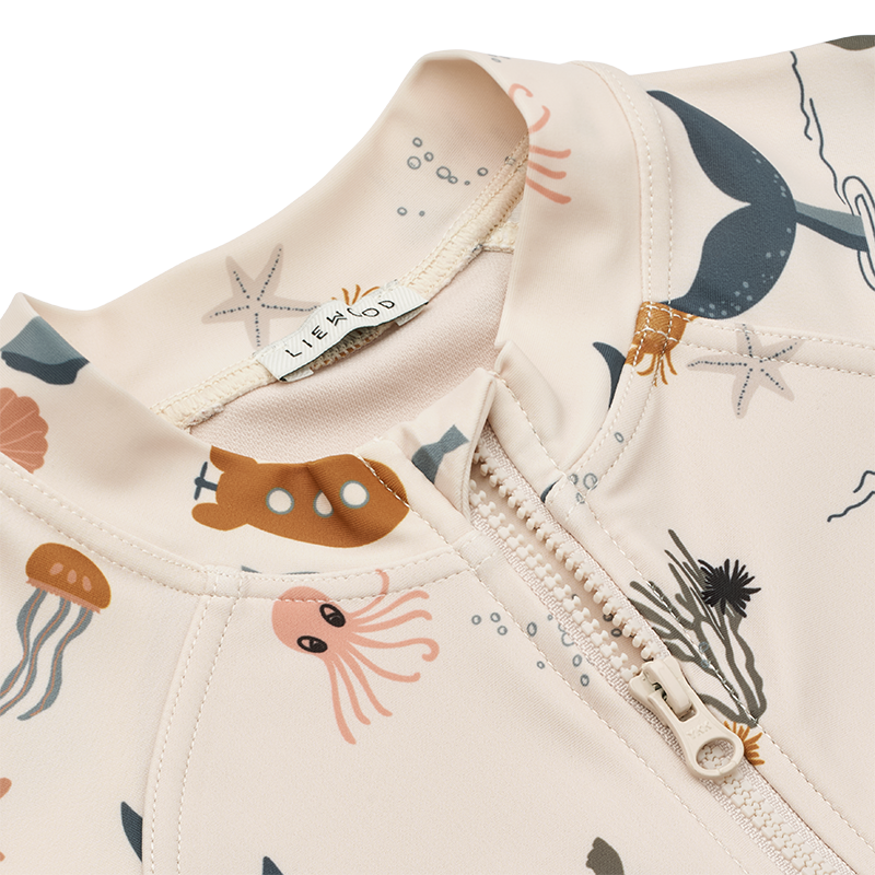 Nahaufnahme vom Liewood Bade-Jumpsuit 'Max' Sea Creature/Sandy mit verspieltem Unterwassermuster. 