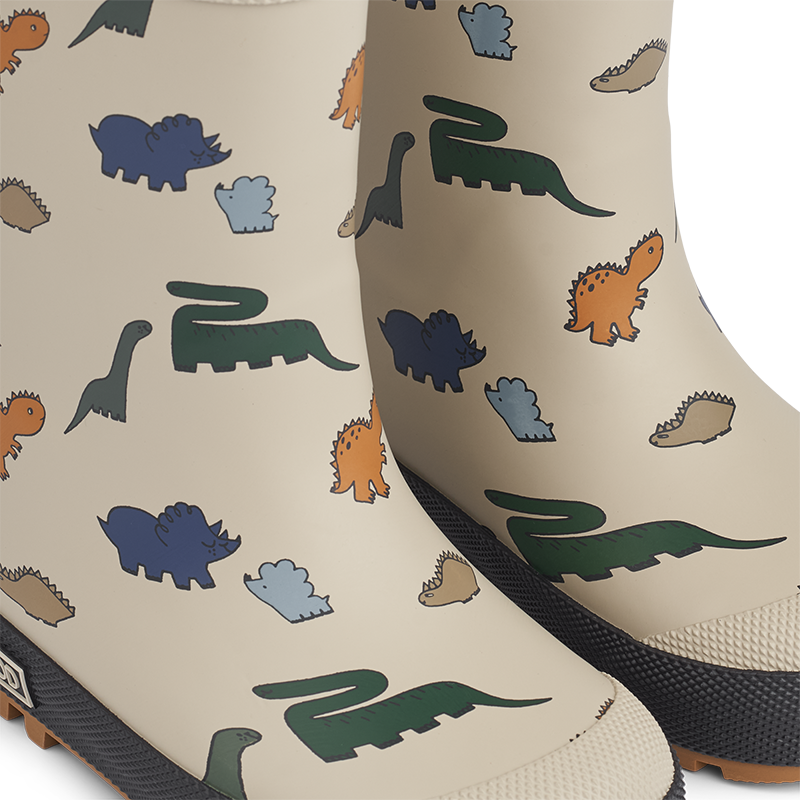 Nahaufnahme von Regenstiefel für Kinder mit Dinoprint von Liewood.