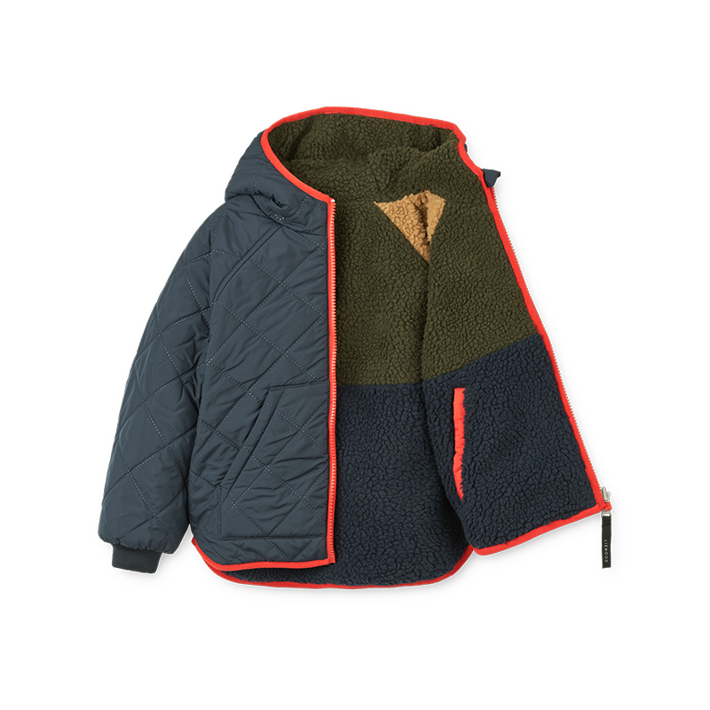 Wendbare Thermo Sherpajacke für Kinder in Blau auf einer Seite und in Braun, Grün und Blau auf der anderen Seite von Liewood.