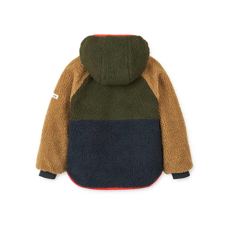 Wendbare Thermo Sherpajacke für Kinder in Blau auf einer Seite und in Braun, Grün und Blau auf der anderen Seite von Liewood von hinten.