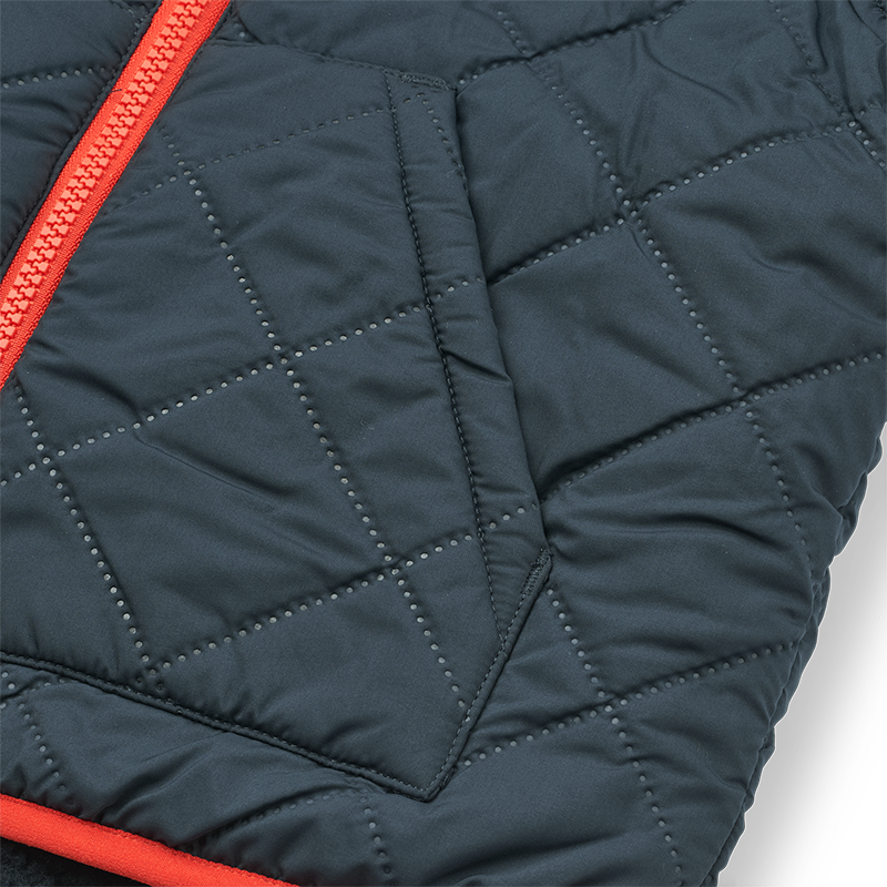 Nahaufnahme von der blauen Thermojacke für Kinder von Liewood. 