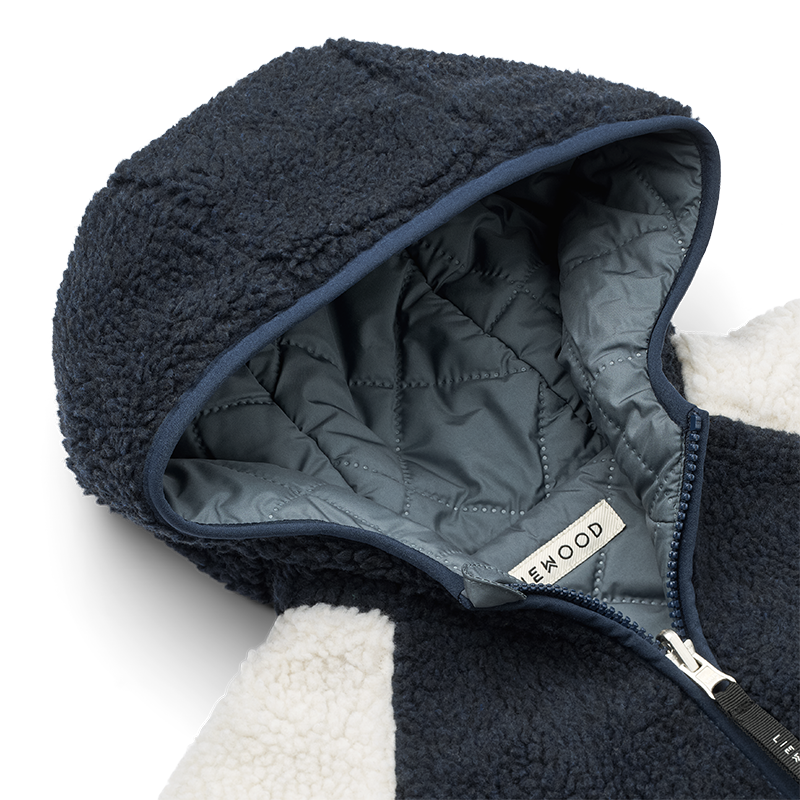 Kapuze von wendbarer Sherpajacke in Blau für Kinder von Liewood.