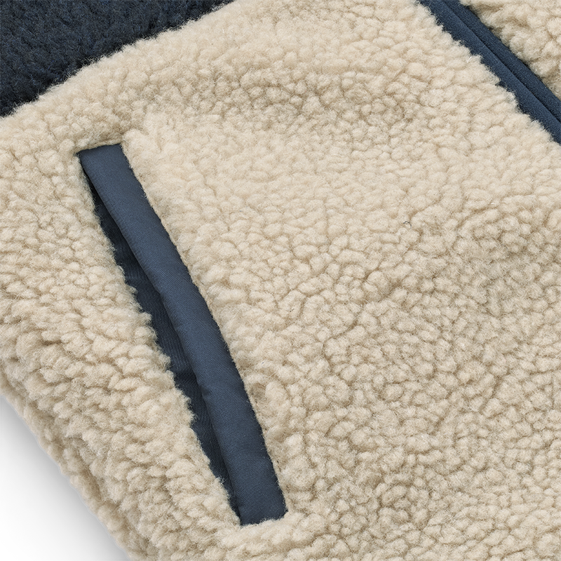 Nahaufnahme vom Sack von der Sherpathermojacke von Liewood für Kinder.