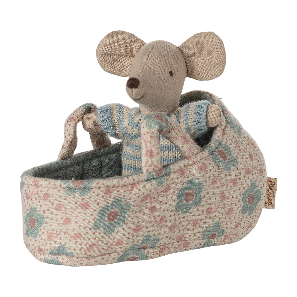 Maileg Bébé souris dans panier de transport bleu