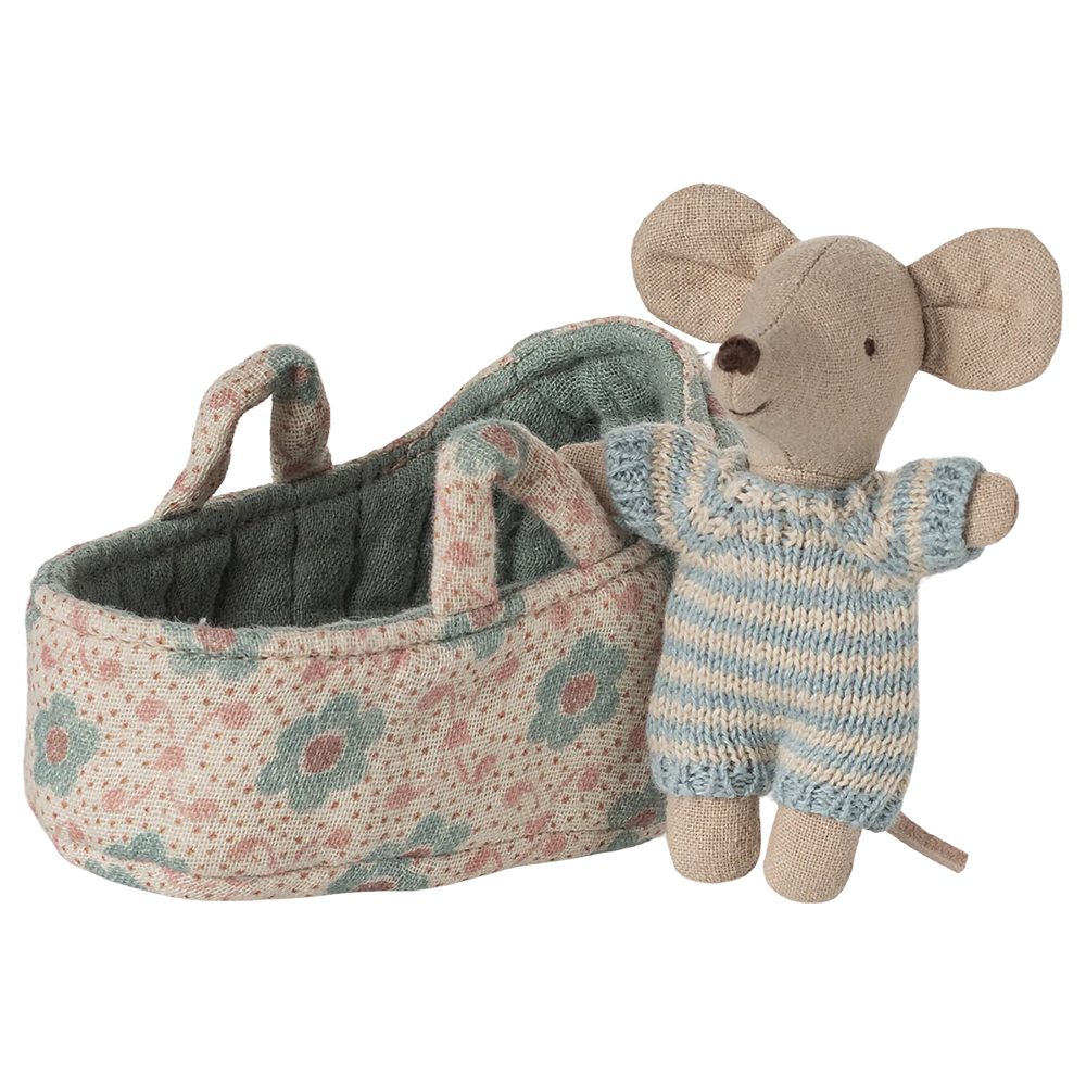 Maileg Bébé souris dans panier de transport bleu