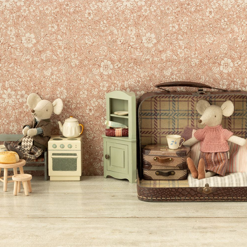 Maileg Maus Mama und Maileg Maus Papa in einem Mäusehaus mit grünem Eckschrank.