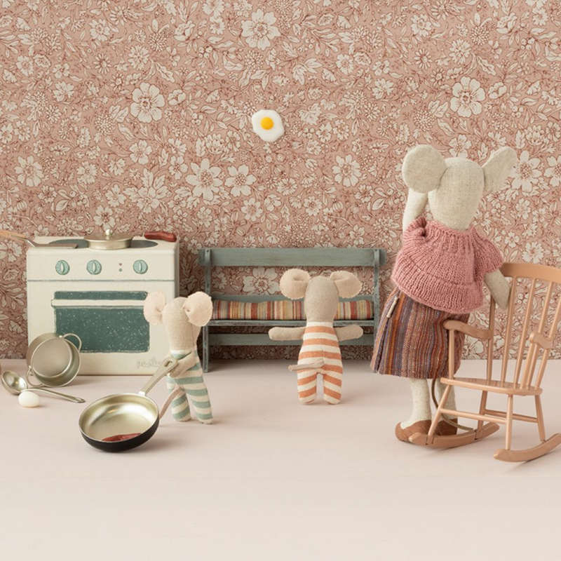 Maileg Mäusemama mit Mäusekinder stehen in der Küche.